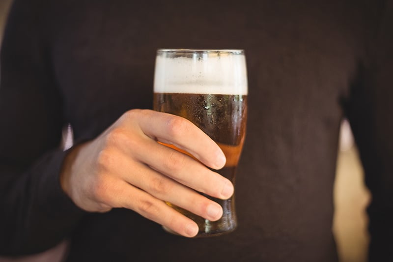 Faut-il consommer de l’alcool après une greffe capillaire Choi ?