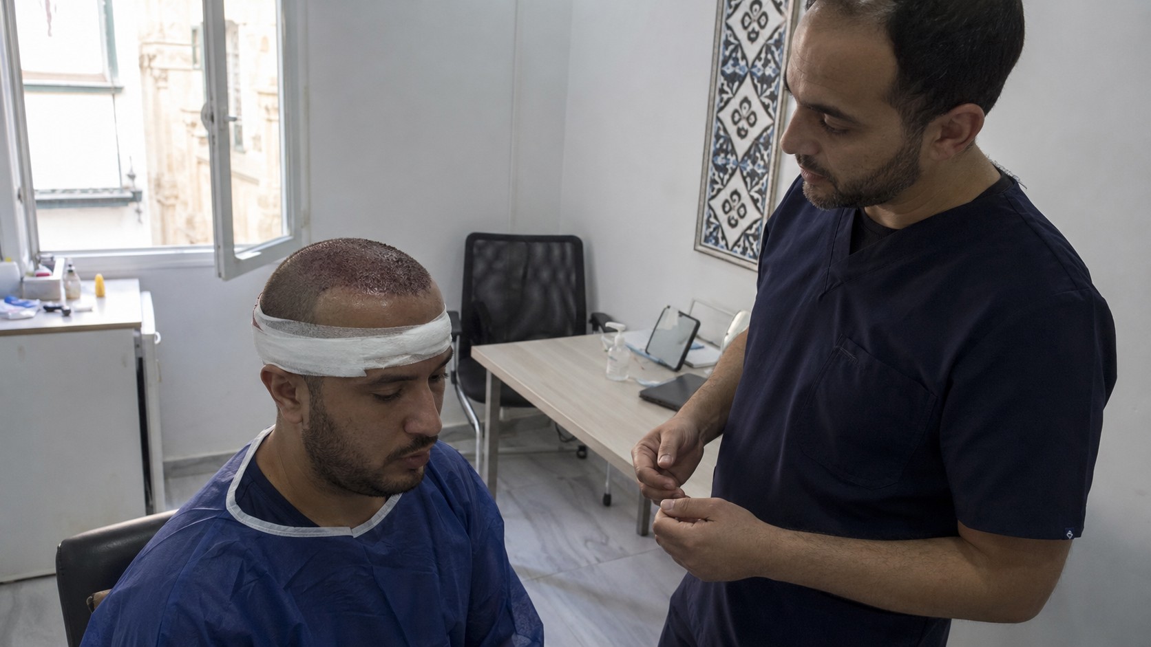 Greffe de cheveux en Tunisie avec patient assis après intervention, cuir chevelu rasé présentant des greffons visibles, bandage autour de la tête et médecin en tenue médicale dans une clinique, 21 juillet 2026, format 16:9