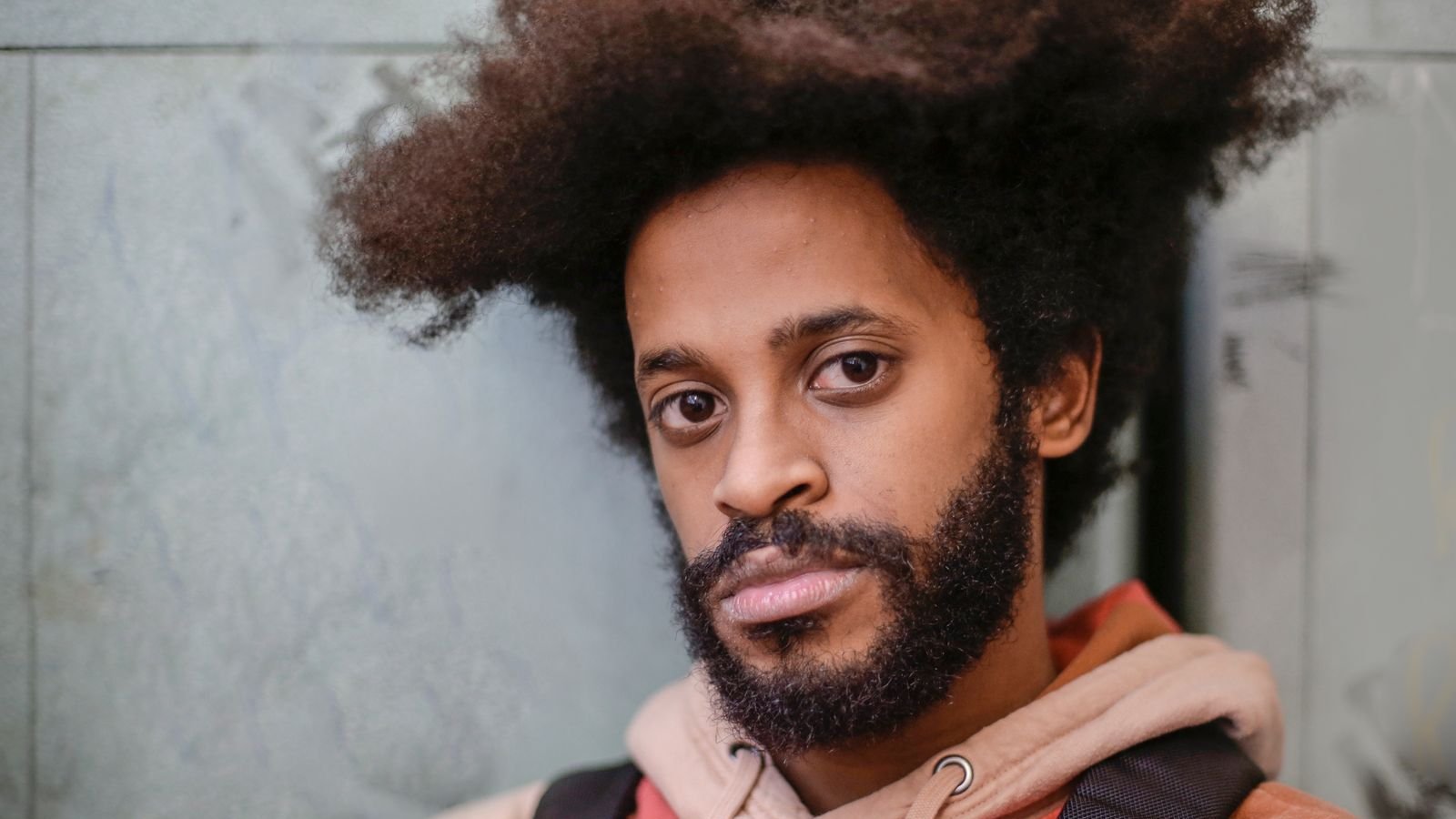 Portrait d'un homme barbu aux cheveux crépus et volumineux